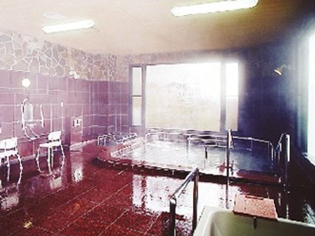 落ち着いた雰囲気の浴室 浴室 自然光が優しく差し込む明るい浴室です。ゆったりとした時間をお過ごしいただけます。