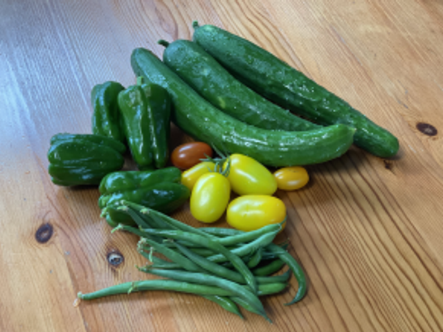 新鮮な野菜のテーブル ダイニングルーム 新鮮な野菜が並んでおり、料理の素材として活用できる場所です。調理を通じて自然を感じられます。