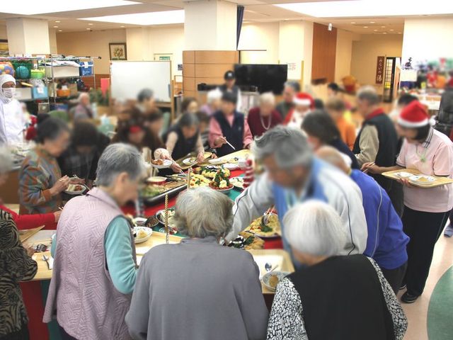 賑やかな集まりの場 ダイニングルーム 明るく賑やかな集まりの場では、季節の行事を楽しむことができます。スタッフも協力的です。
