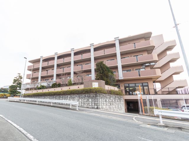 大きな建物の外観 外観 広々とした建物で、多くの人を受け入れる安心感があります。働きやすい環境を提供しています。