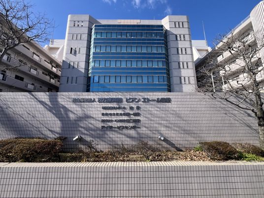 落ち着いた佇まいの建物外観
