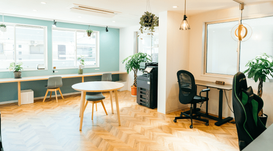 明るい自然光の室内