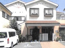 明るい外観の建物