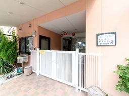 エントランスと看板