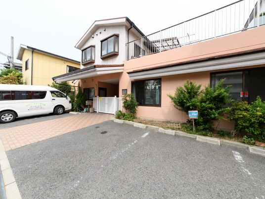 エントランスと送迎車