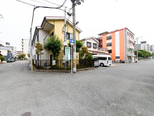 街角に佇む建物