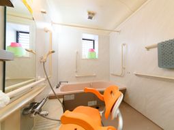 バリアフリーの明るい浴室