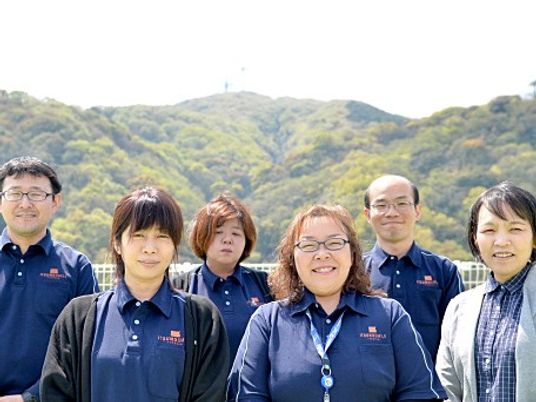 自然を背景にした集合写真