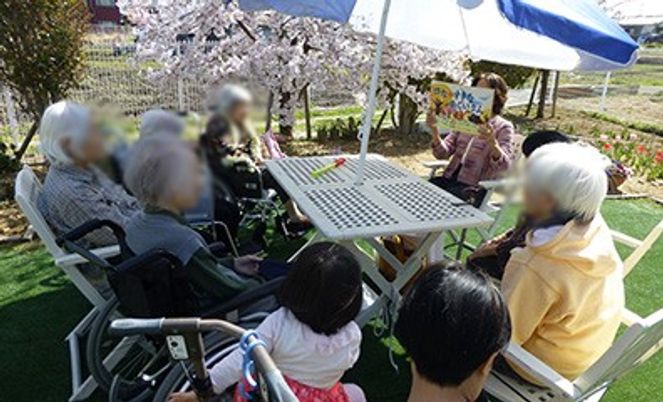 屋外でのグループ活動