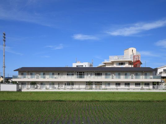 青空の建物外観  