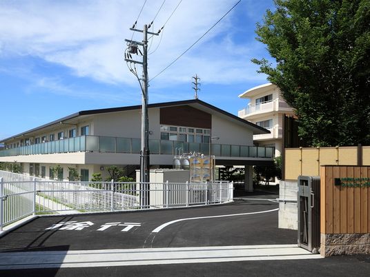 建物外観と車寄せのある出入口  