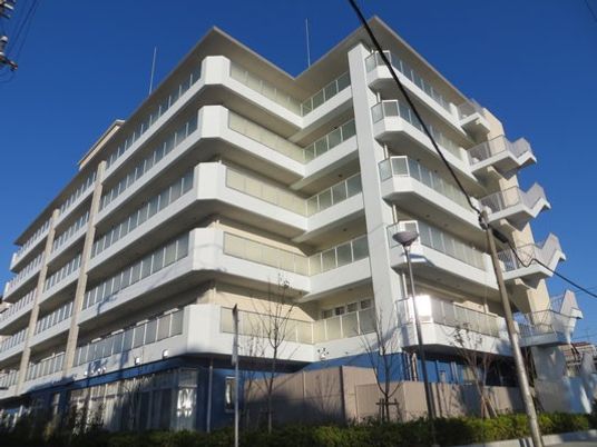 明るい外観の建物  