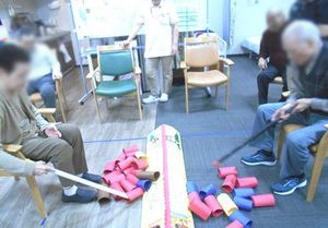 椅子に座る参加者がいる部屋