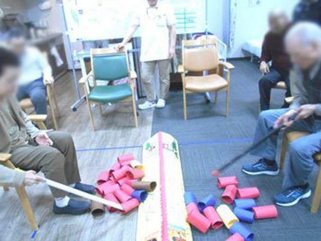 椅子に座る参加者がいる部屋 多目的室 広々とした多目的室で楽しい活動が行われています。明るい雰囲気で快適に過ごせます。