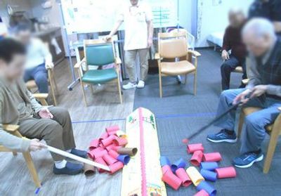 椅子に座る参加者がいる部屋