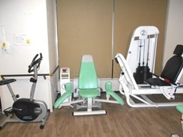 運動機器が揃う部屋 機能訓練室 各種トレーニング機器が整った空間です。日々の運動を安心して行える環境があります。