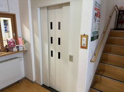 明るいエレベーター