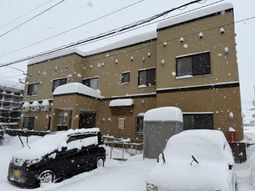 雪が積もる建物外観