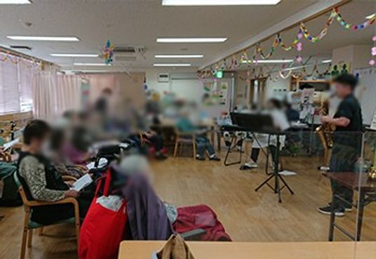 静かなラウンジ