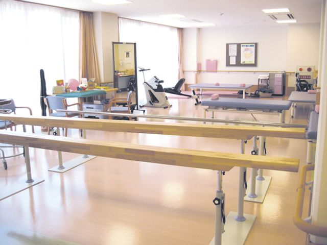 広々とした機能訓練室 機能訓練室 自然光が差し込む明るく広々としたエリアで、快適にリハビリが行えます。各種設備が充実しています。