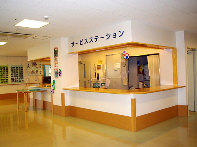 サービスステーション フロント スタッフが常駐し、安心して相談しやすい受付エリアです。広々としたカウンターがあります。