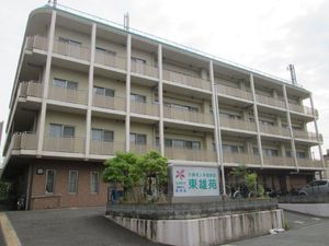 正面玄関の建物外観
