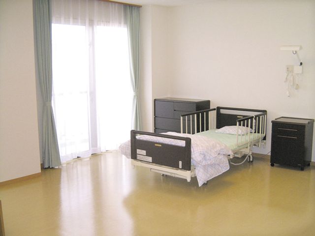 シンプルな居室 居室 日当たりの良い居室は、ベッドを備えて快適に過ごせる空間です。シンプルで落ち着いた雰囲気です。