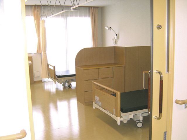 居室の様子 居室 広々とした居室には、自然光がたっぷりと入ります。機能的なベッドが配置されています。