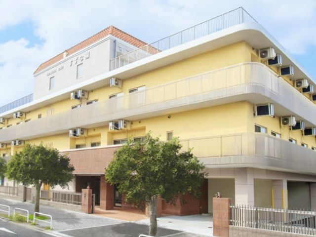 明るい外観の建物 外観 開放感あるデザインの建物です。木々に囲まれた場所に位置しています。