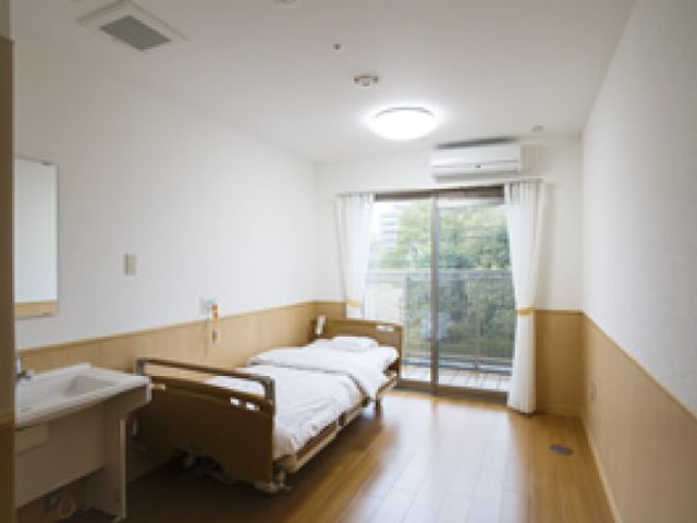 自然光の居室 居室 自然光がたっぷり入る居室では、リラックスした時間が過ごせます。ベッドや洗面台が備わっています。