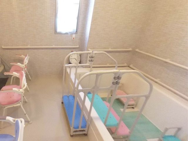 バリアフリー設計の浴室 浴室 車椅子の方も安心して利用できるバリアフリーの設備が整った空間です。快適な入浴が可能です。