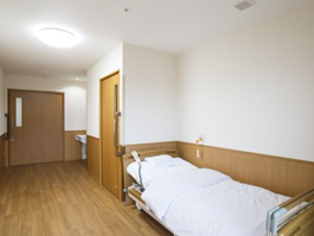 落ち着いた居室 居室 木目調の落ち着いた居室で、自然光が心地よく差し込み、リラックスできる空間です。