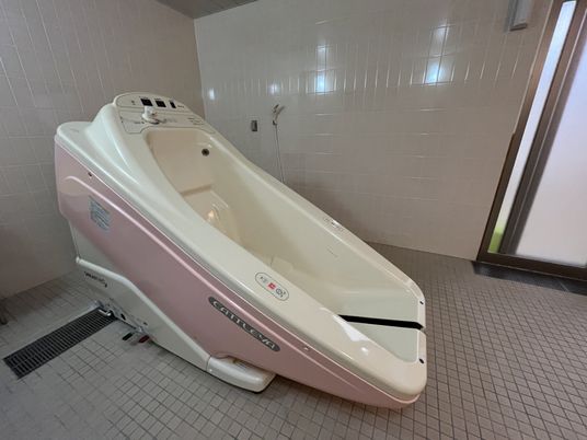 清潔感ある設備の浴室