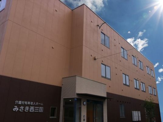 日差しが輝く建物の外観