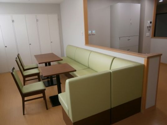 明るい休憩室の一角