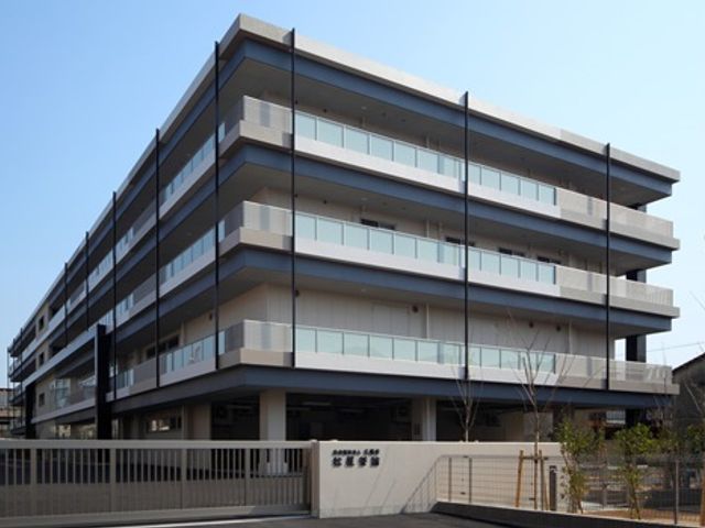 4階建ての建物外観 外観 モダンなデザインの4階建ての施設です。各階には広いバルコニーが備わっています。