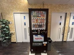 飲み物が並ぶ自動販売機