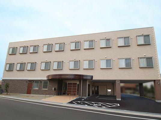 3階建ての施設外観  