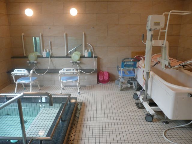 快適な浴室設備 浴室 ゆったりとした空間の浴室です。安全にご利用いただける手すりや椅子が配備されています。
