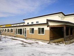 雪に覆われた建物の外観