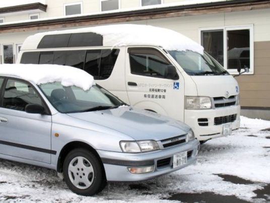 冬の施設前駐車場