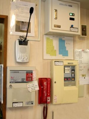 壁に取り付けられた機器
