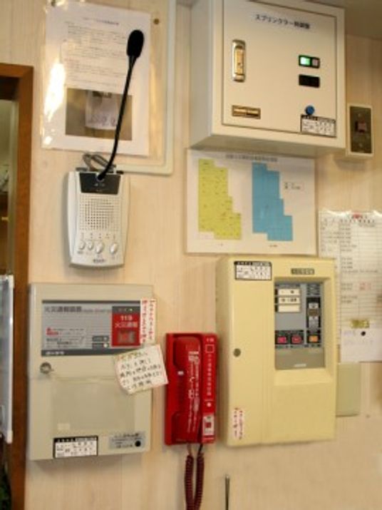 壁に取り付けられた機器