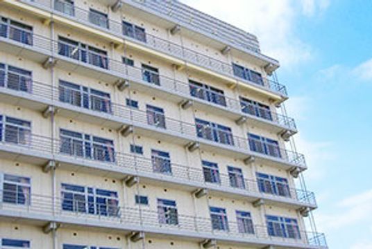 青空に映える建物外観