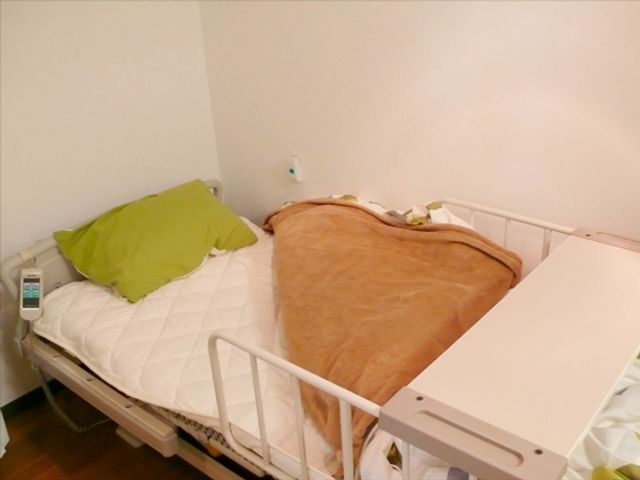 ベッドのある居室 居室 リラックスできる居室です。心地よい寝具でゆったりとした空間になっています。