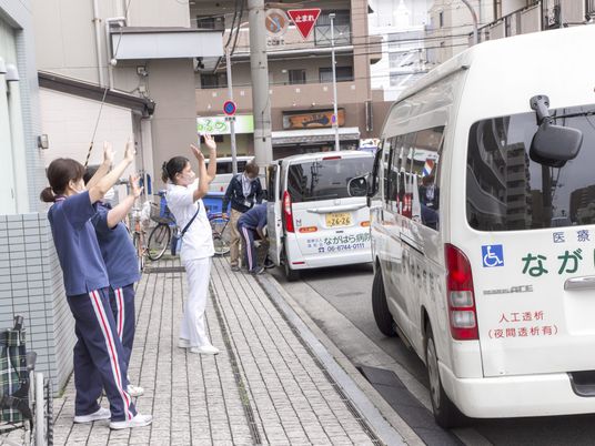 送迎車と職員の道路  