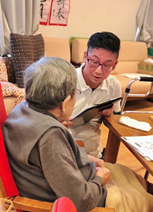 会話を楽しむスタッフと利用者がいるリビング