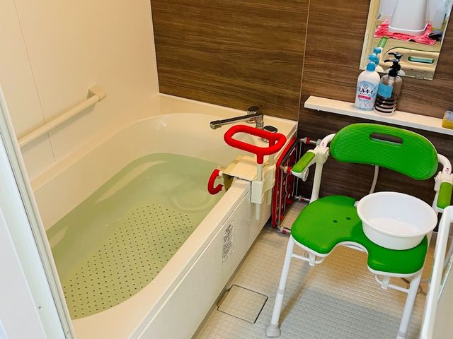介助用品のある浴室 浴室 広々とした浴室には、安全に配慮した介助手すりが設置されています。快適なケアが実現します。