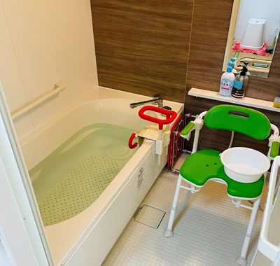 介助用品のある浴室