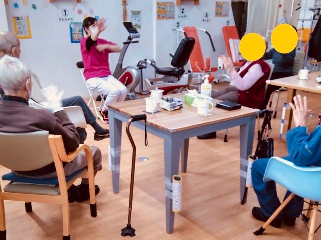 活気ある機能訓練室 機能訓練室 利用者とスタッフがアクティビティに参加している、広々とした明るいトレーニングスペースです。